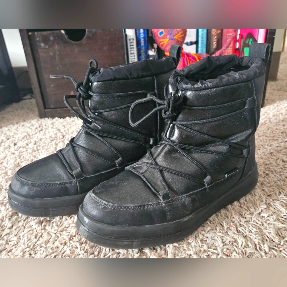 Black Sparkly Moon Boots - Trendy Winter Fashion